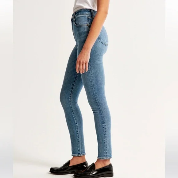 NWT - Abercrombie - Women's High Rise Skinny Jean in
Medium Wash - Size 32XL - Picture 4 of 12